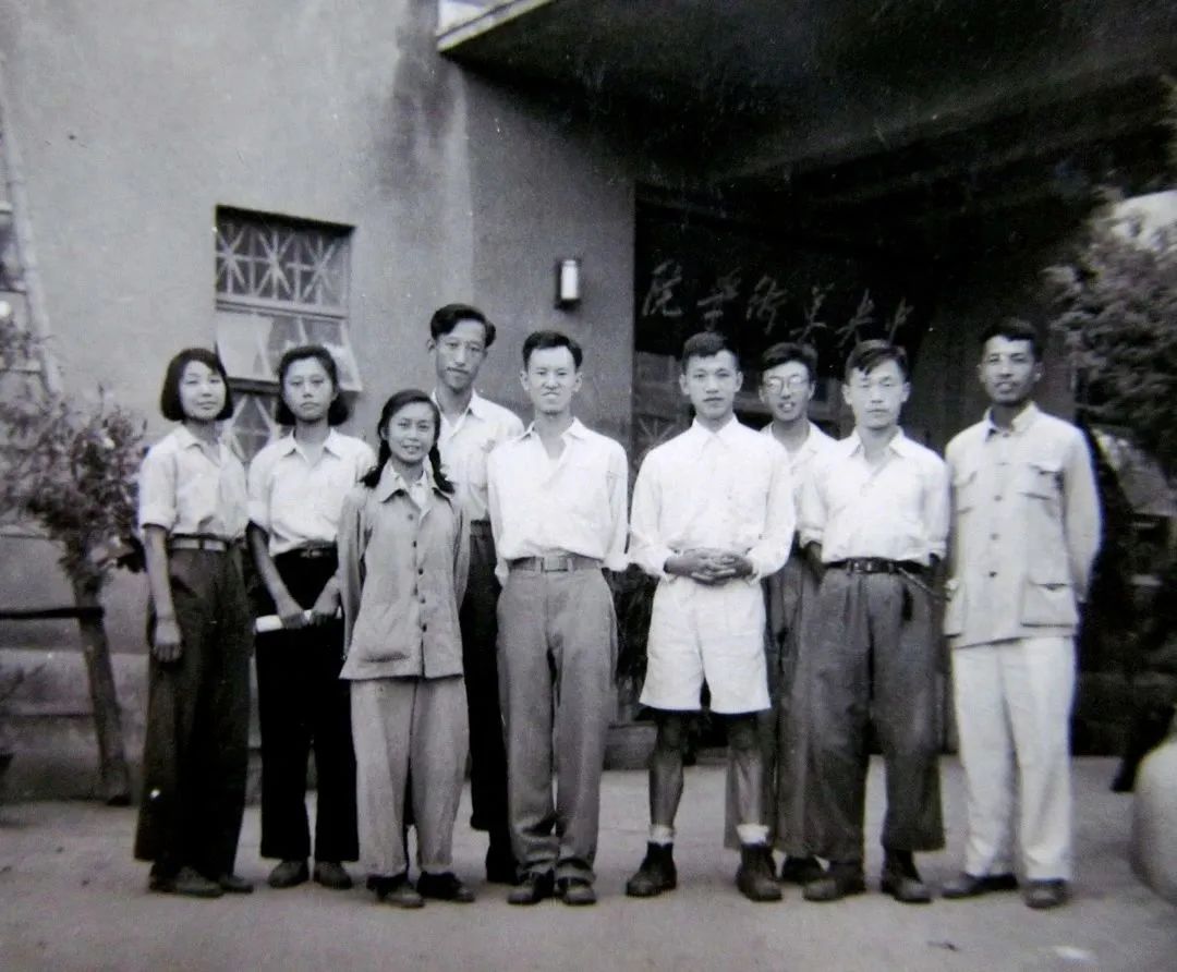 6.1951年,中央美术学院徐悲鸿先生指导的研究班学员合影（左一邓澍）.jpg