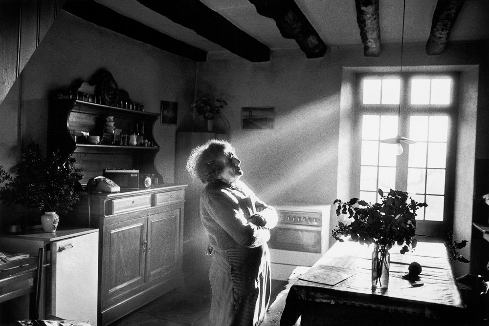 Madeleine Lacombe, Aubas, Dordogne, 1987. ©Raymond Depardon, Magnum photos.jpg