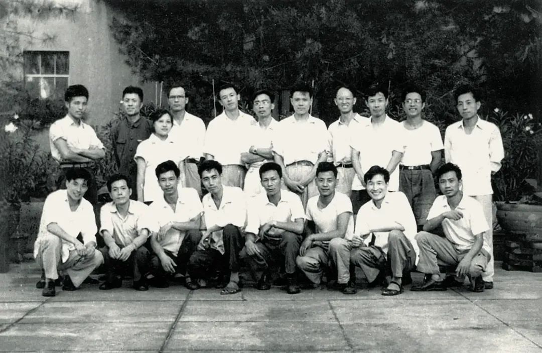 1963年，油研班同学毕业合影，后排右三为李化吉.jpg