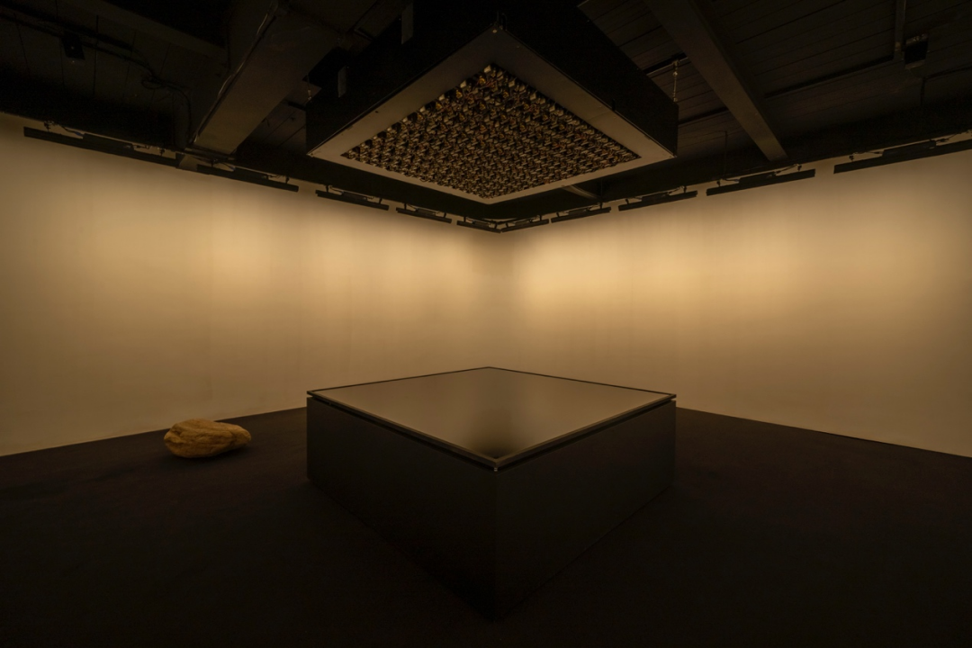 展览现场，《水的样态1》(2013)，坂本龙一 + 高谷史郎,“观音·听时”,木木美术馆（钱粮胡同馆），北京，2021.png