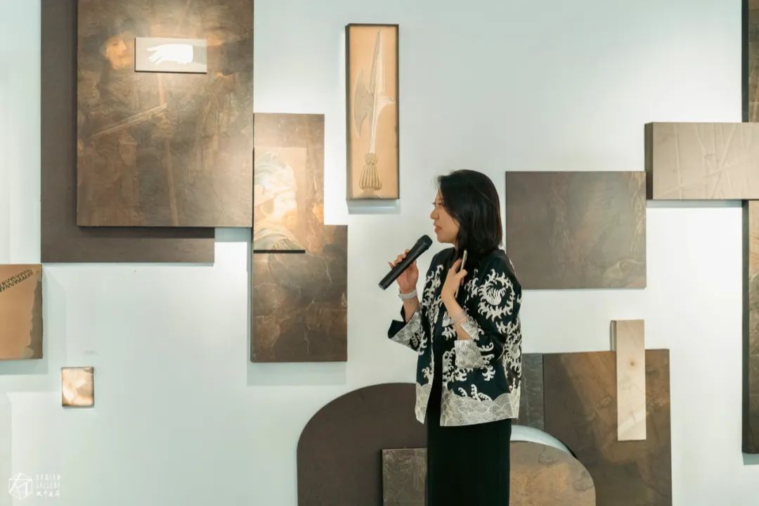 展览「见贤思齐：新工笔艺术展」开幕现场｜大千画廊主高小棋女士为展览开幕发表致辞。.jpg