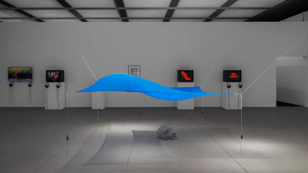 08 Exhibition View of “Blue Sail” by Hans Haacke, Courtesy of Shenzhen Museum of Contemporary Art.jpg