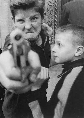 9 William Klein, Gun 1, 45.4×33.3cm photography, 1954.jpg