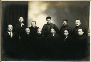 1922年阿博洛学会同仁合影（前排左起依次为郭志云、李毅士、韩子极、钱铸九、夏伯鸣、吴法鼎；后排左起依次为高叔达、王悦之、王子云、陈启民、钱稻孙）.png