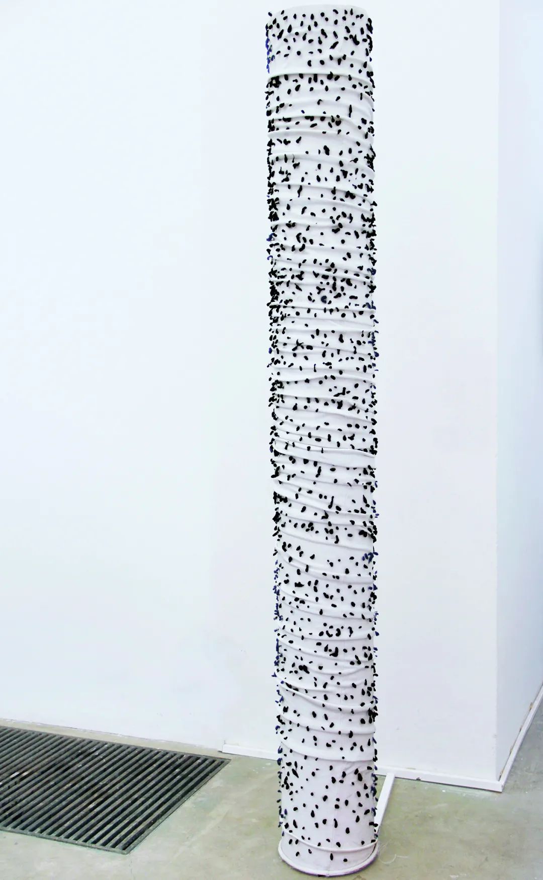 吴梦诗，《虫》，装置，腈纶、涤棉、电机，直径30×220cm，2013.jpg