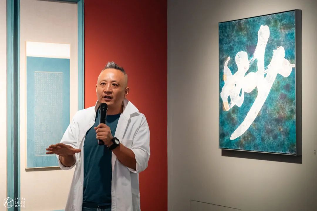 展览「何关汝事·黄秋原个展」开幕现场｜策展人史金淞先生为展览开幕式发表致辞.jpg