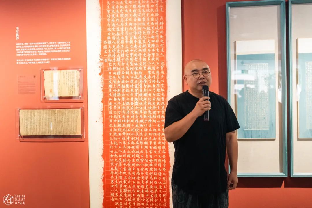 展览「何关汝事·黄秋原个展」开幕现场｜艺术家黄秋原先生为展览开幕式发表致辞.jpg