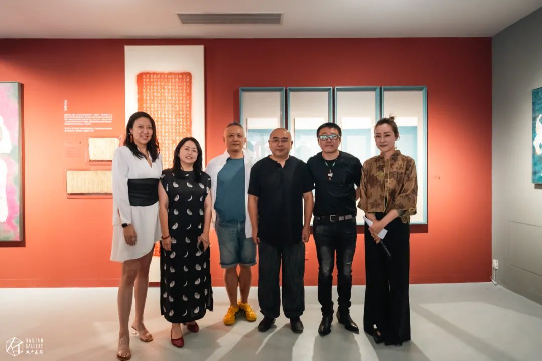 展览「何关汝事·黄秋原个展」开幕现场｜嘉宾合影（左起）：大千画廊主高小棋女士，艺术家黄秋原夫人周国荣女士，著名艺术家、策展人史金淞先生，艺术家黄秋原先生，画家任重先生，大千画廊主理人王娅琼女士.jpg