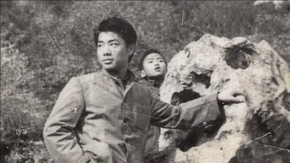 1978年中学时代留影于玄武湖.png