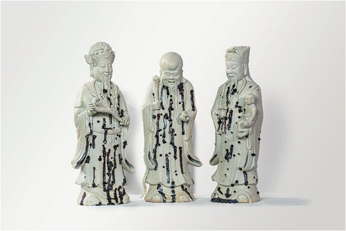 18《透透气》，行为影像作品泥丸、陶瓷塑像，21×14×54cm×3， 视频时长：3 分 37 秒，2021 年.png