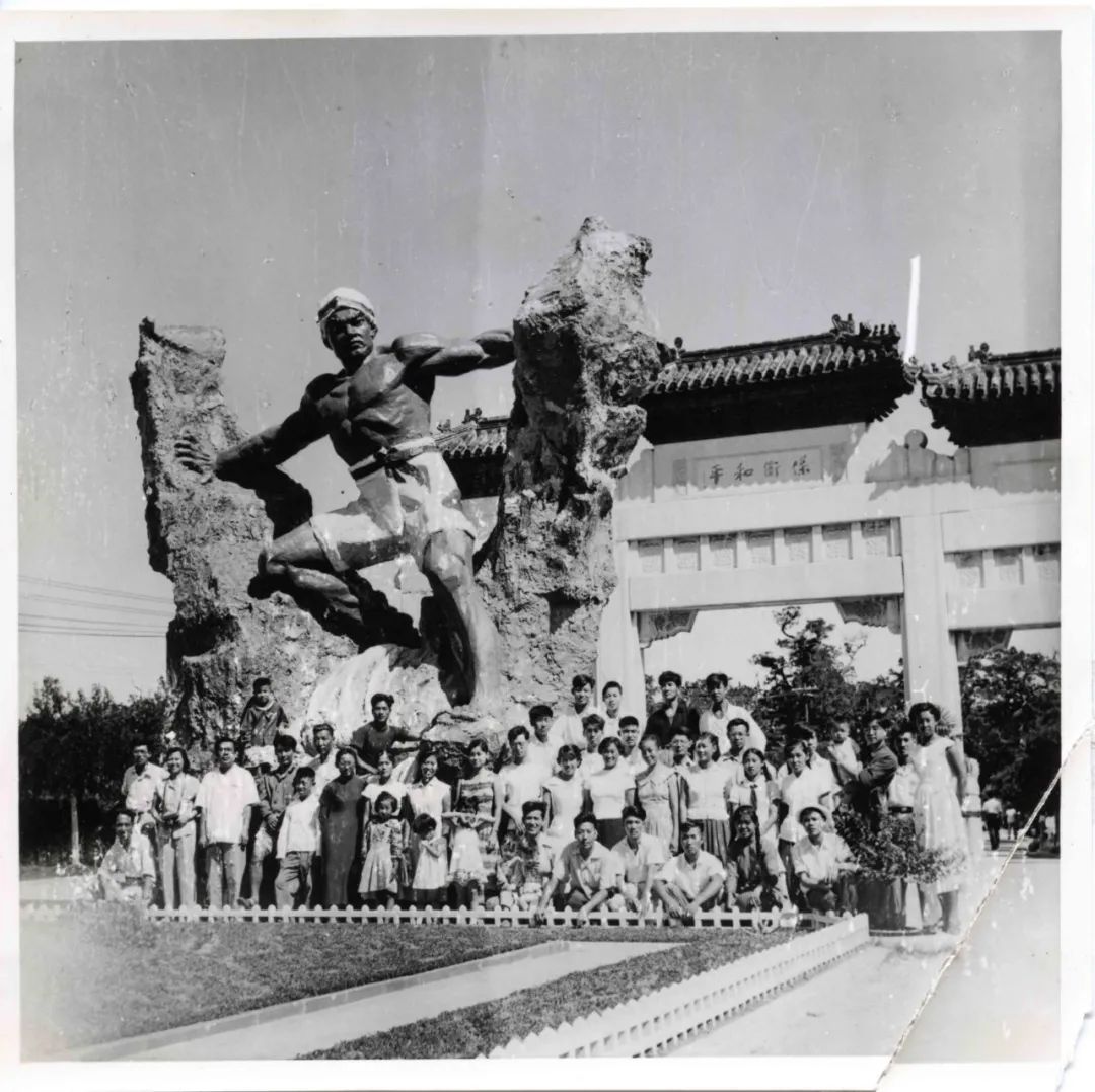 18 1958年，刘士铭作品《劈山引水》在保卫和平坊前落成合影.jpeg