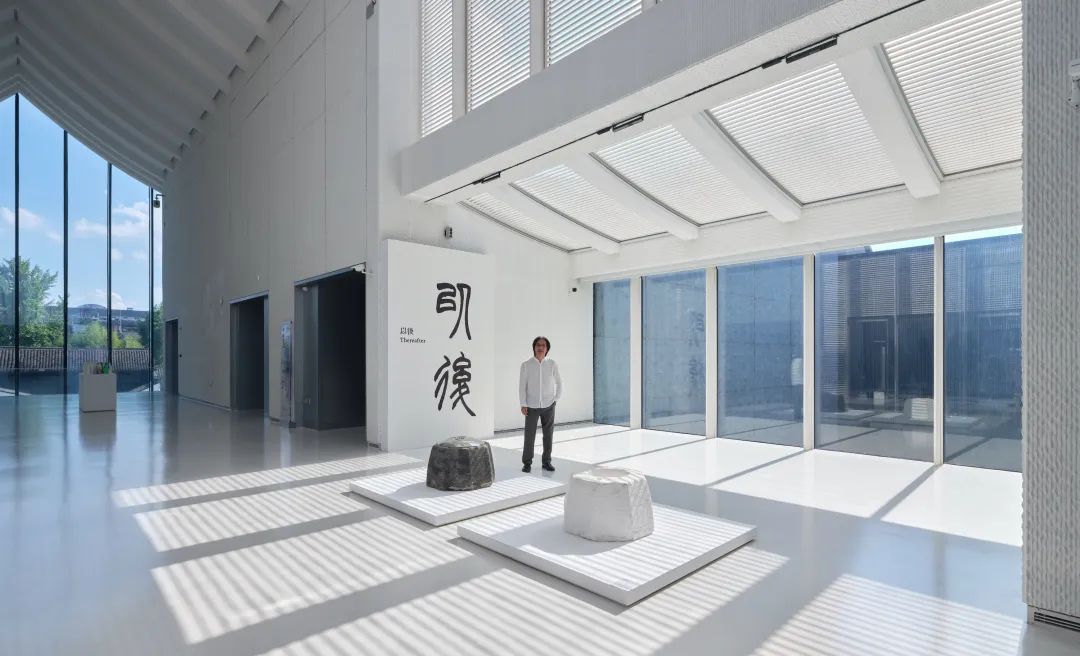 01 Wang Tiande stood at the lobby of “Thereafter Wang Tiande Art Exhibition” at Xu Wei Art Museum，2024.jpg