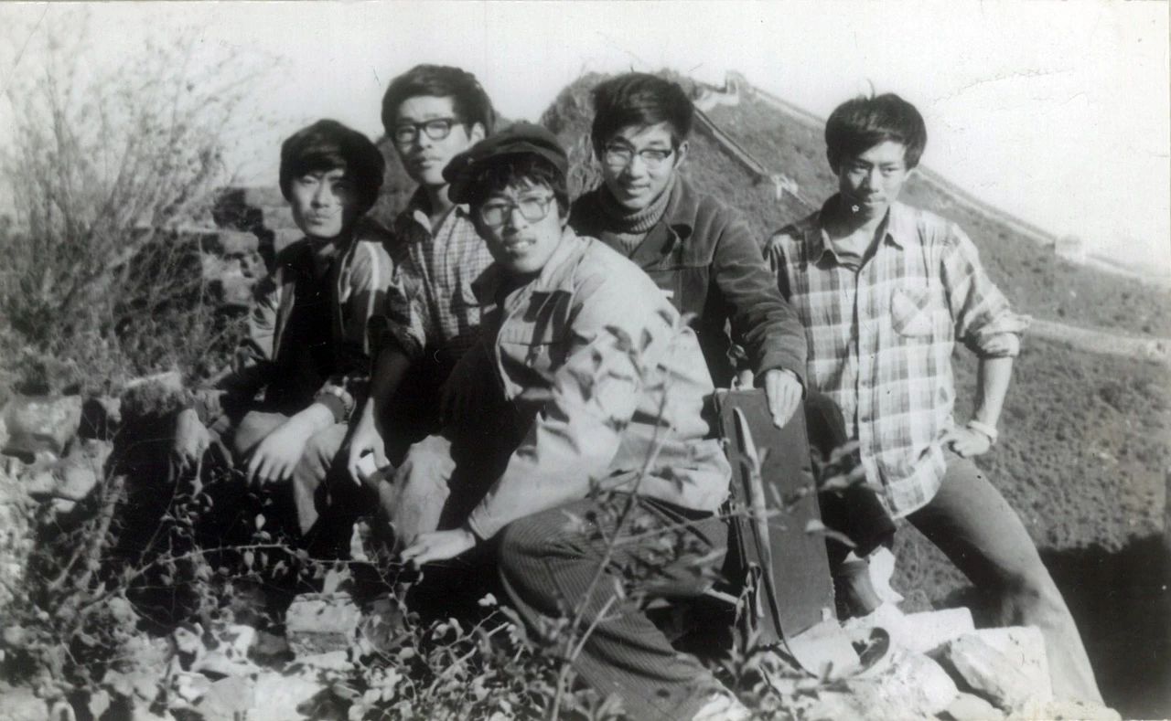 22 In 1983, Meng was at the Great Wall with his classmates from the Central Academy of Fine Arts..jpg