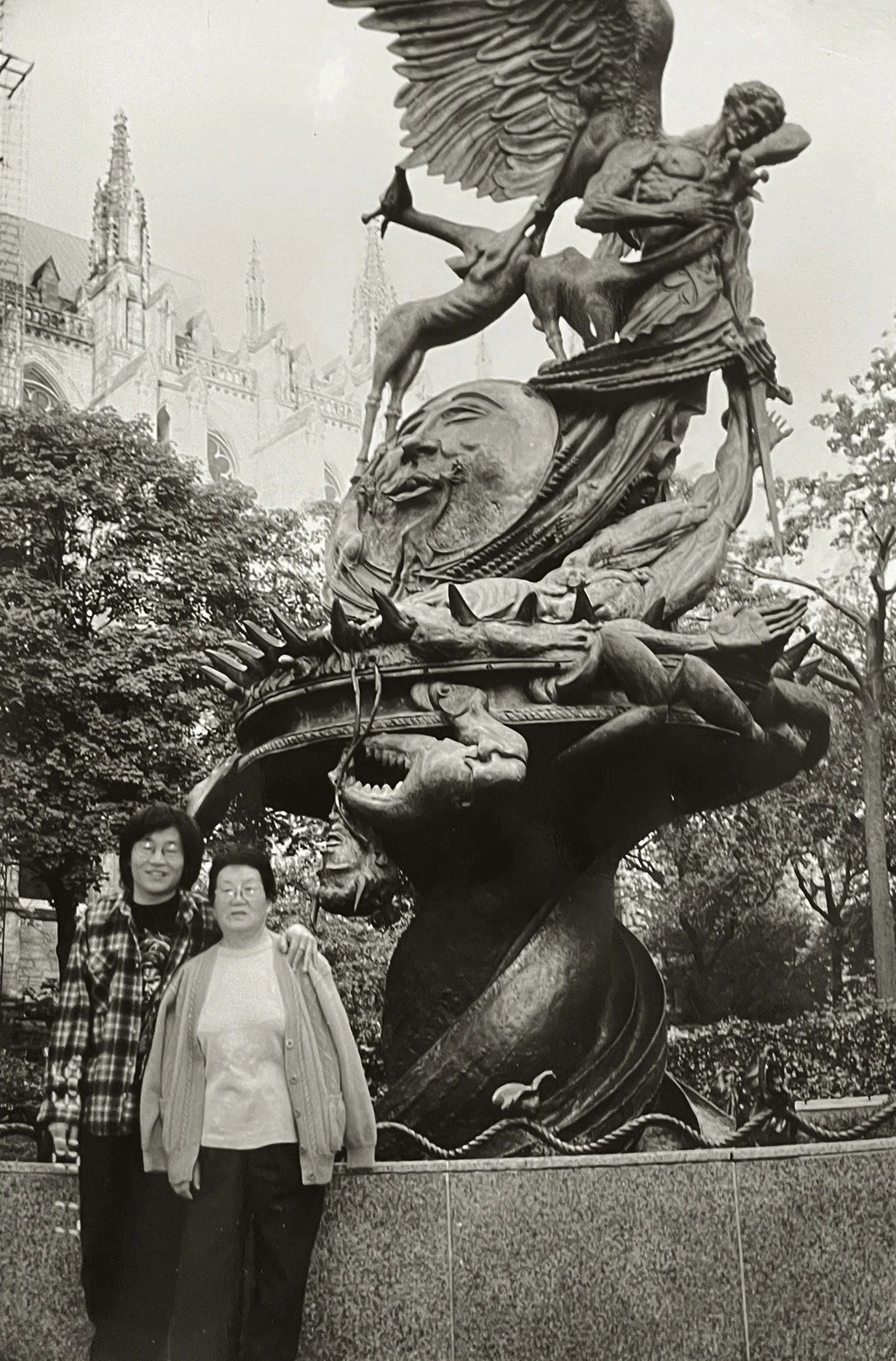 28 Meng Luding and His Mother in New York in 1998.jpg