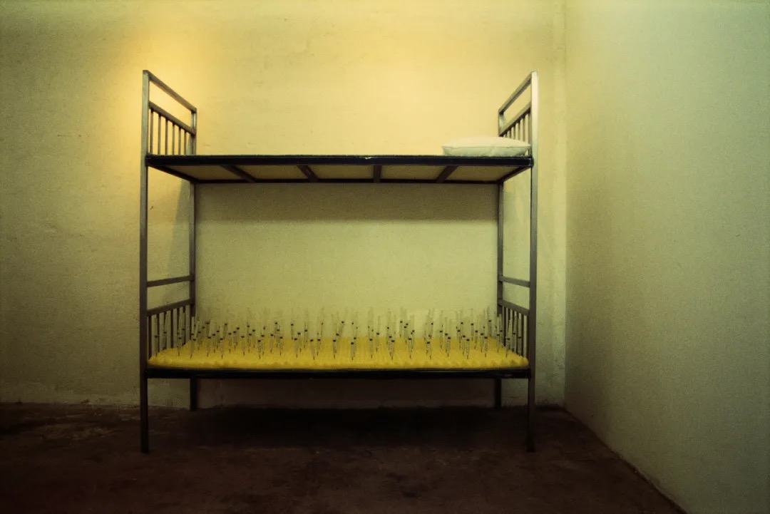 09 Zhu Jinshi, “Ward”, bed, syringe, box, cement pool, turtle, dimensions variable, 1994, Ganjiakou, Beijing.jpg